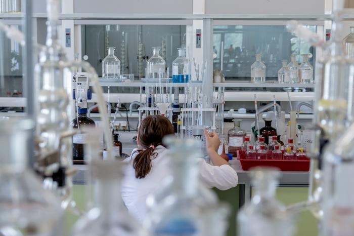 persona de espaldas trabajando en un laboratorio