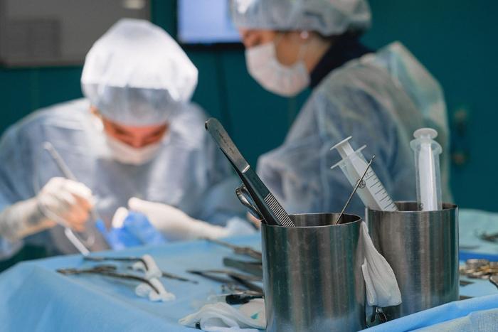 El curso está abierto a integrantes de los sectores médico e industrial Block quirúrgico con dos personas
