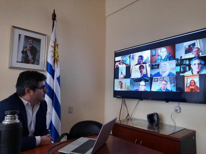 Director Nacional de Telecomunicaciones y Servicios de Comunicación Audiovisual Guzmán Acosta y Lara saludando a ANDEBU en el Día Nacional de la Radiodifusión