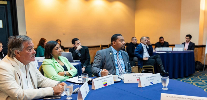 Director Juan Carlos Hermida, durante la reunión de coordinación Personas sentadas al rededor de una mesa