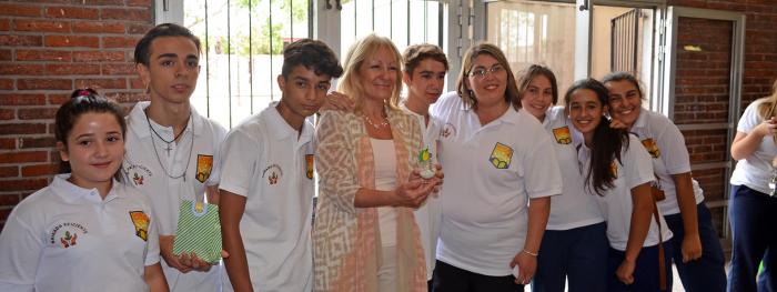 Ministra Cosse junto a alumnos de la Brigada Eficiente del Liceo N°2 de San José Ministra Cosse junto a alumnos de la Brigada Eficiente del Liceo N°2 de San José