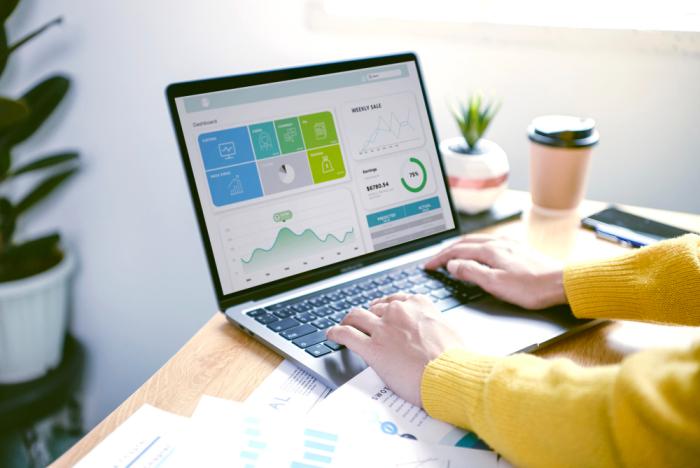 Las inscripciones se extienden hasta las 23.59 horas del 18 de agosto Persona viendo estadísticas empresariales en una computadora