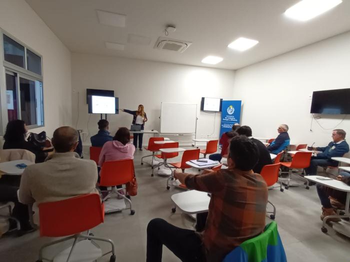 Uno de los talleres de marcas y patentes Empresas presentes en la charla; al fondo, de pie, disertante