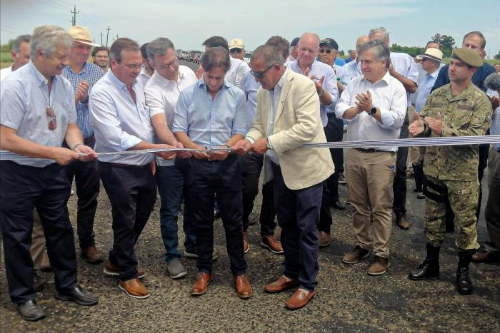 Corte de cinta a cargo de Lacalle Pou; son 22 hombres, incluyendo las autoridades, al aire libre