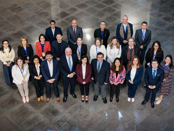 Grupo de personas que miran hacia arriba
