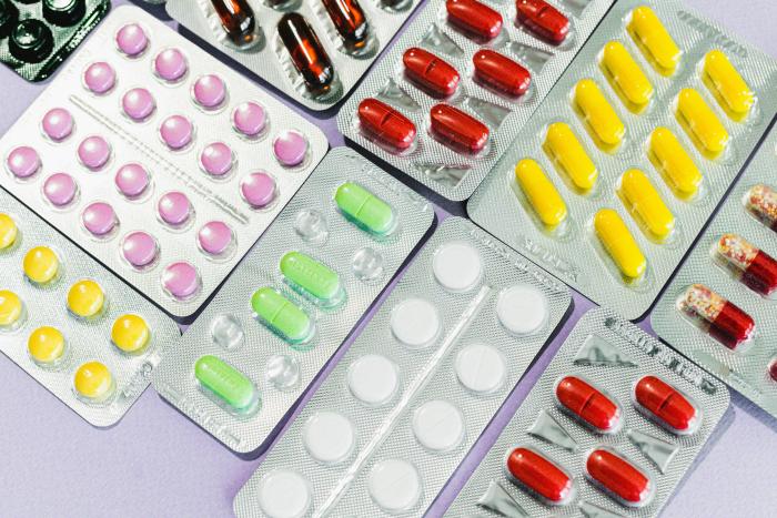 Medicamentos de varios colores y formas