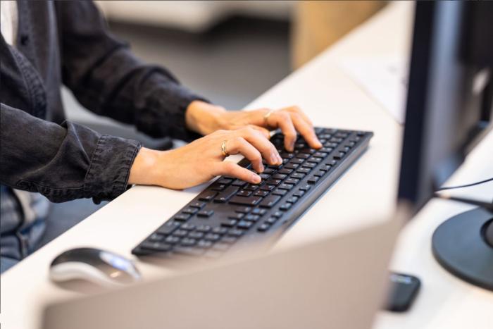 El OIEA recibe propuestas de investigación Manos en un teclado de computadora
