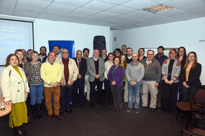 grupo de participantes y expertos foto grupal