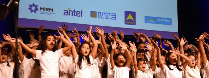 Niñas de un coro cantando sobre el escenario el día del evento