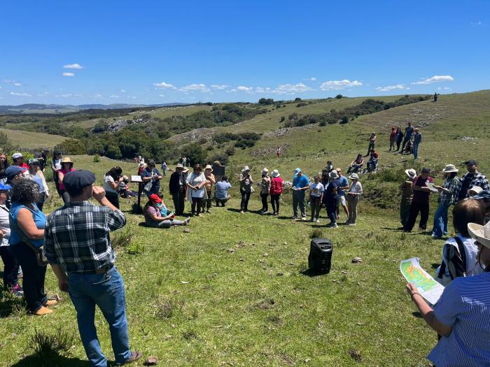 Geoparque Manantiales Serranos Personas en una serranía en un día soleado