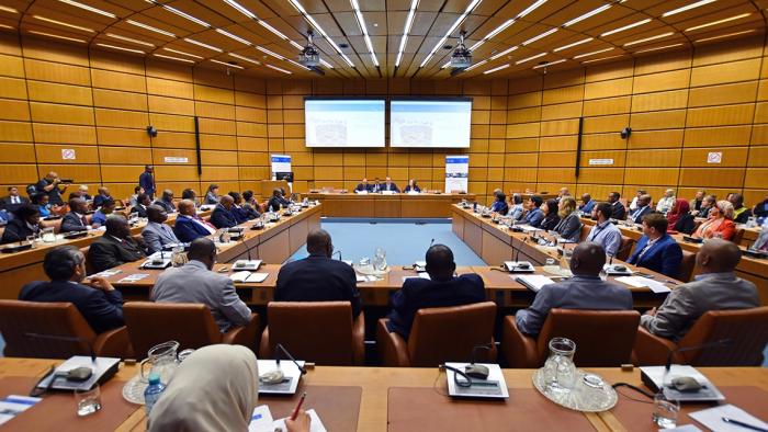 Junta de Gobernadores del OIEA Foto de personas reunidas alrededor de mesas en forma de rectángulo