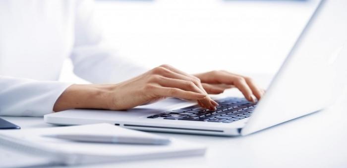 Suspensión de trámites en línea Manos sobre teclado