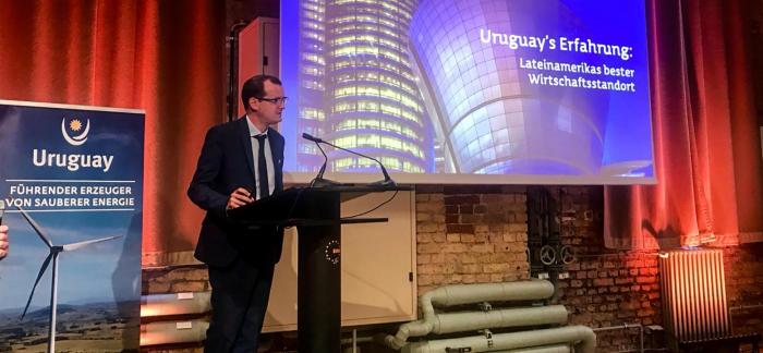 Ministro Moncecchi en evento “Experiencia Uruguay: el hub de negocios en Latinoamérica”