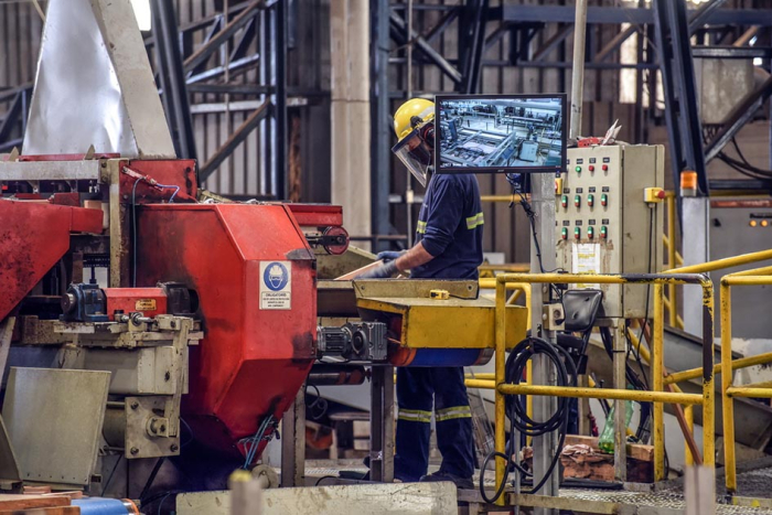 Trabajador en una planta industrial