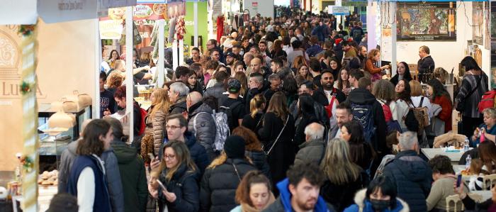 Imagen de la feria con público