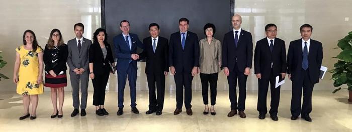 Ministro Moncecchi mantuvo reunión con el Ministro de Industria y Tecnología de China en misión a Beijing, China. Ministro Moncecchi mantuvo reunión con el Ministro de Industria y Tecnología de China en misión a Beijing, China.