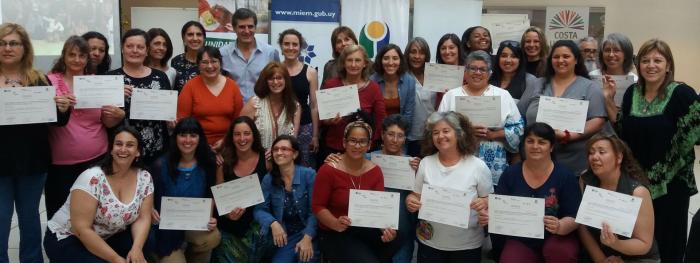 Participantes exhibiendo su diploma Participantes exhibiendo su diploma