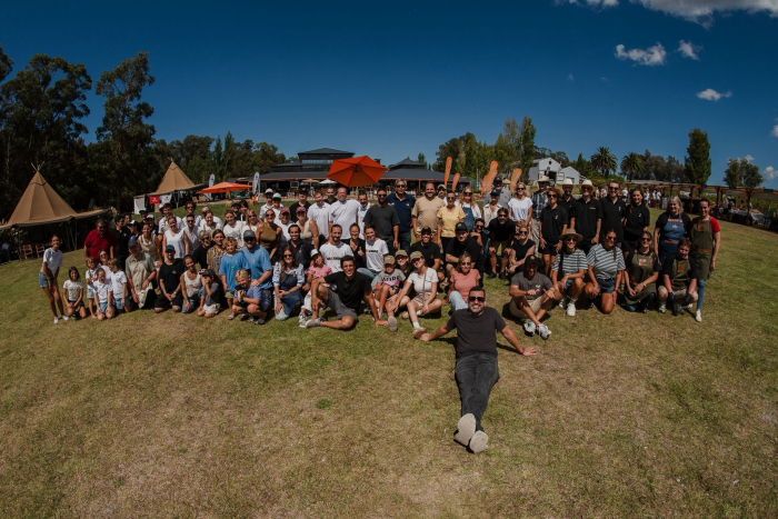 Participantes del festival en un espacio al aire libre