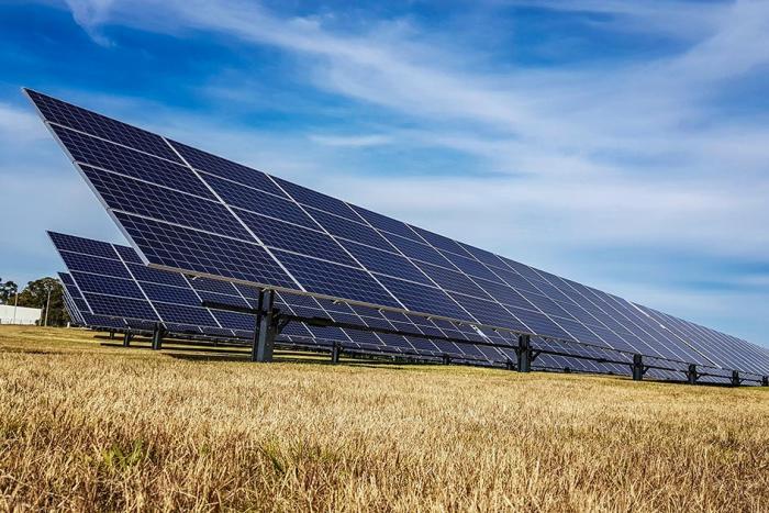 Paneles solares en un día de sol