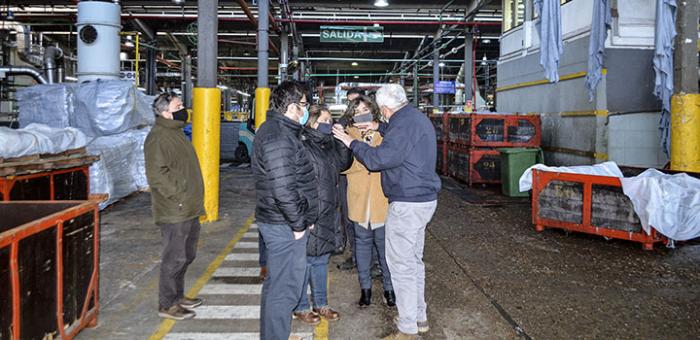 El equipo del MIEM dialoga con representantes de Paycueros en las instalaciones de esta industria