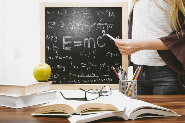 IAEA mujer estudio pizarra formula
