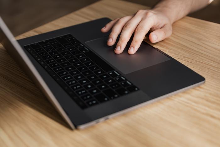 Canal de denuncias Mano en laptop