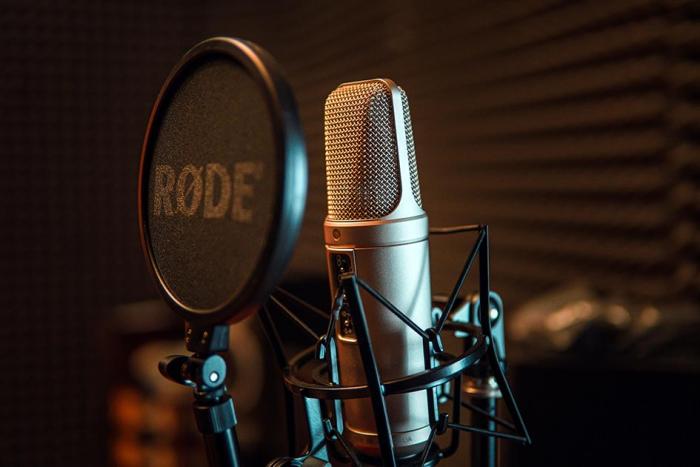 El Día de la Radiodifusión Nacional está instituido por decreto Foto de micrófono. Al lado hay un círculo de metal que dice Rode.