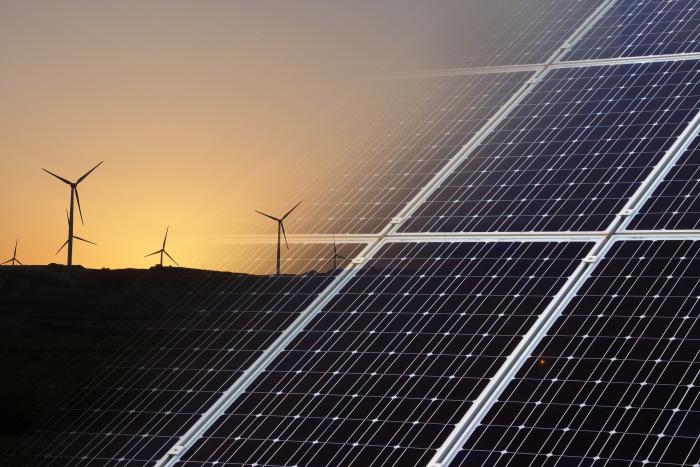 La presentación del BEN 2023 es abierta para todo público Vista de aerogeneradores y paneles solares
