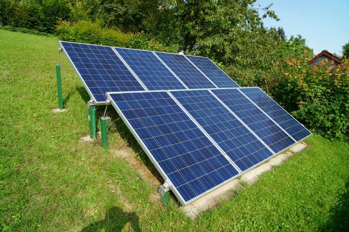 Paneles solares sobre el césped