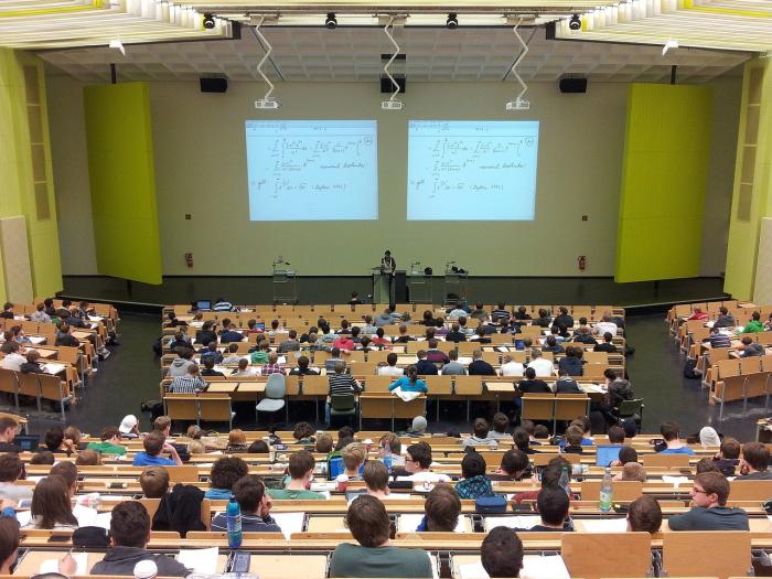 aula vista desde atrás de una gran aula universitaria