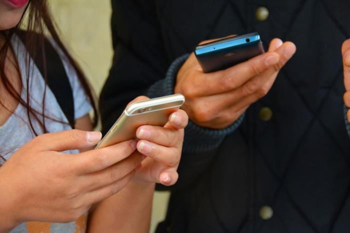 Gente con celulares en las manos