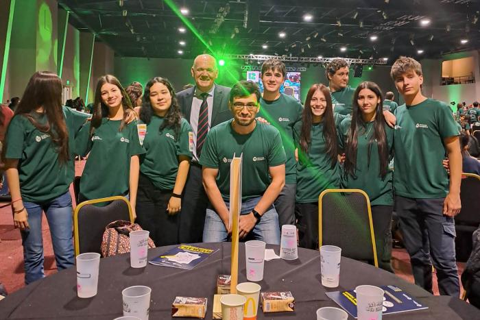 El subsecretario Walter Verri dialogó con los adolescentes Verri con un grupo de adolescentes, detrás de una mesa