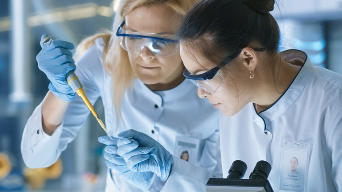 Dos mujeres en un laboratorio hacen un experimento