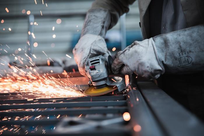 Manos de un trabajador del metal