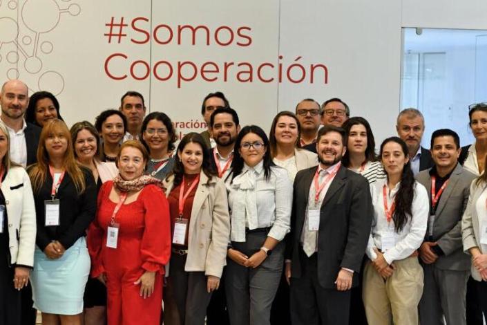 Grupo de personas participantes del seminario, de pie
