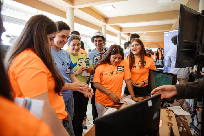 Estudiantes muestran su proyecto, que incluye pantallas.