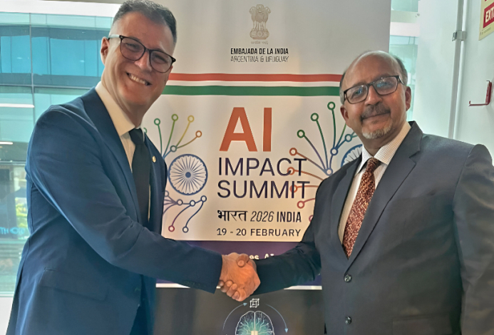 Director Siris y embajador de la India para Uruguay y Argentina, Ajaneesh Kumar, se dan la mano