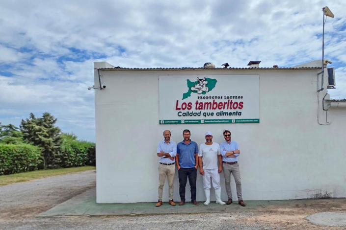 Director Míguez y Ec. Ángel Larrama con representantes de la empresa Los Tamberitos.