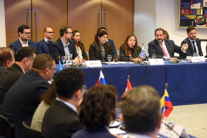 Cardona habla sentada en mesas que forman ángulo