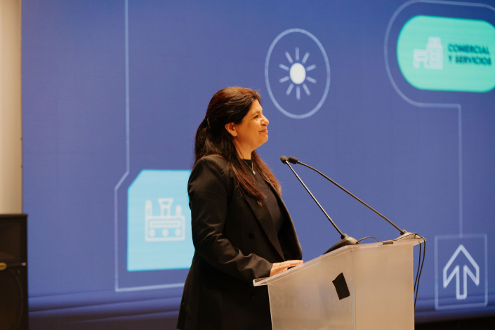 Arianna Spinelli habla desde un atril