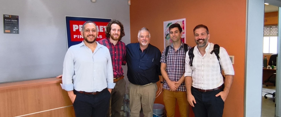 Técnicos de DNI, de pie con el vicepresidente de AFPIA 