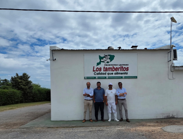Director Míguez y Ec. Ángel Larrama con representantes de la empresa Los Tamberitos.