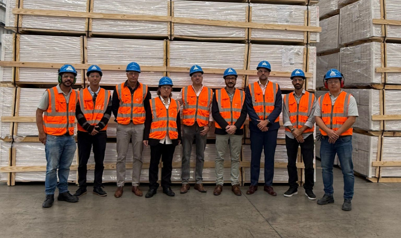 Director Míguez, equipo técnico y representantes de empresa BrasPine, de pie, con cacos y chalecos