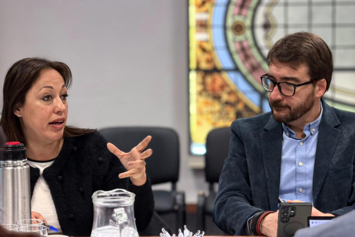 Cardona habla, junto a Míguez, en una mesa