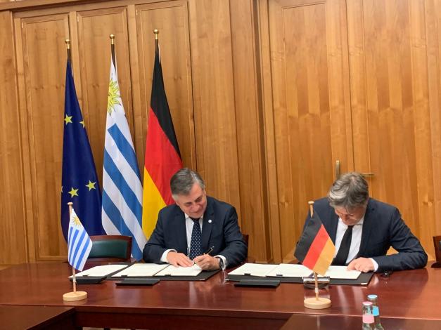 El ministro Paganini firmando acuerdo con su homólogo alemán Robert Habeck