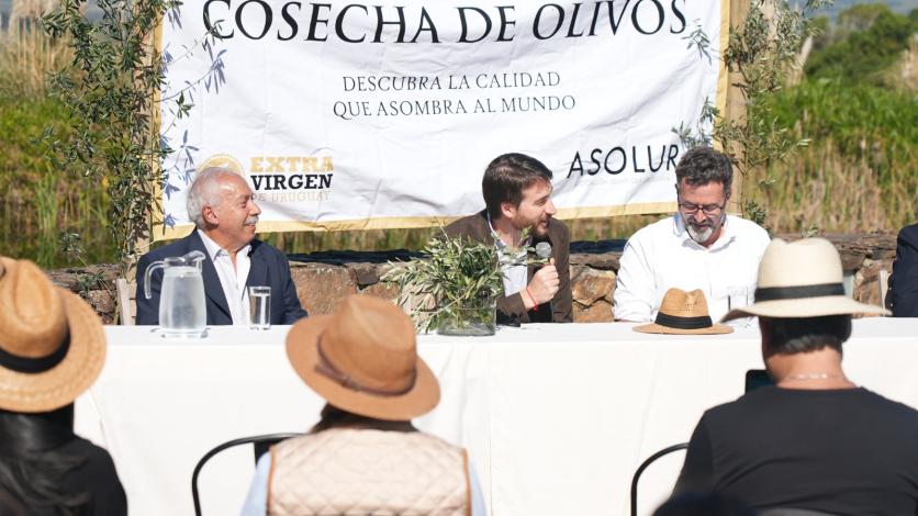 Mesa donde están Luis Inzaurralde, Adrián Míguez por el MIEM y Matías Carámbula por el MGAP