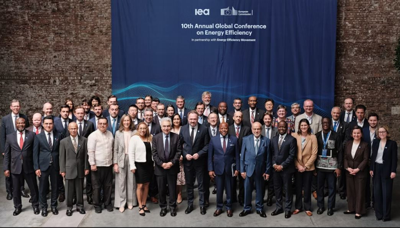  Representantes gubernamentales, técnicos y autoridades de energía de distintos países, de pie