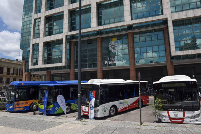 Buses eléctricos en Plaza Independencia, en el marco del programa Subite Buses