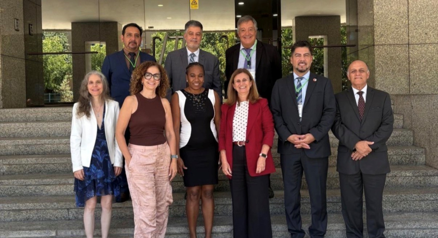 Grupo de autoridades del FORO en una escalera exterior