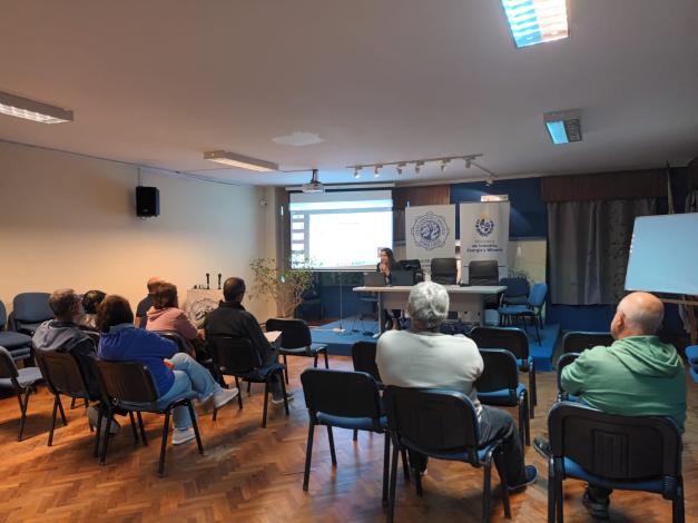Productores, sentados, atentos al curso